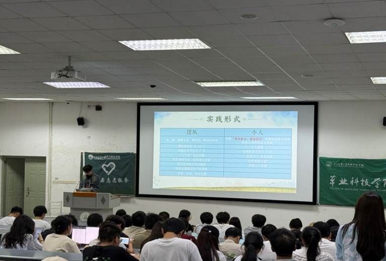 一群人在开会 AI 生成的内容可能不正确。